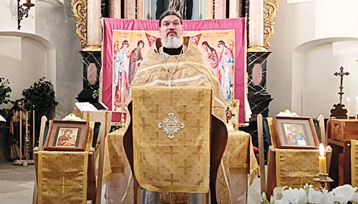 Die russisch-orthodoxe Gemeinde Mainz versammelt sich sonntags mit Priester Matthias Fröse  zur Heiligen Liturgie in der Jakobuskirche. Foto: Screenshot YouTube