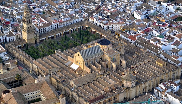 Aufatmen im südspanischen Córdoba: Nach einem Brand am Freitagabend ist die zum UNESCO-Welterbe zählende Kathedrale wieder geöffnet. Foto: Toni Castillo Quero/Wikipedia