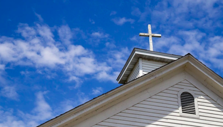 Eine Kirche vor dem Hintergrund des Himmels. Foto: iStock/ehrlif