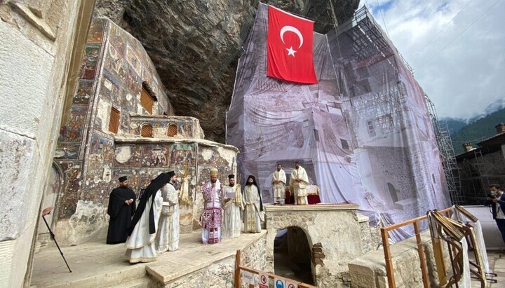 Die göttliche Liturgie im Kloster Panagia Sümela in den Jahren vor der Einführung der Einschränkungen durch die türkischen Behörden. Foto: Orthodoxia News Agency