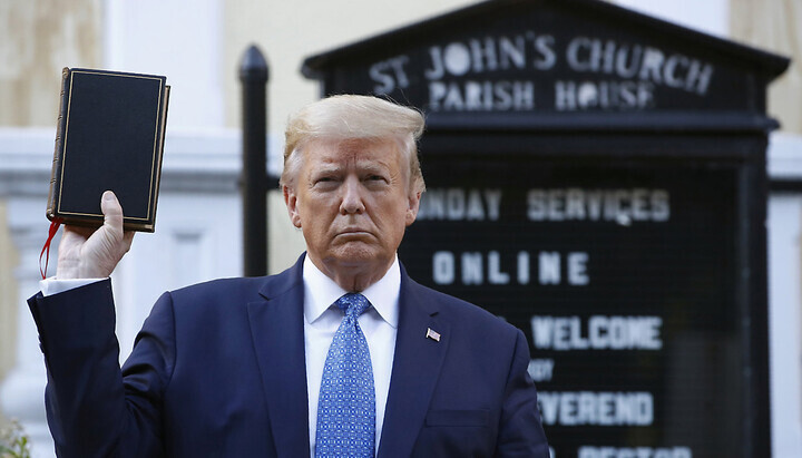 Trump mit der Bibel in der Nähe der Kirche in Washington. Foto: Patrick Semansky