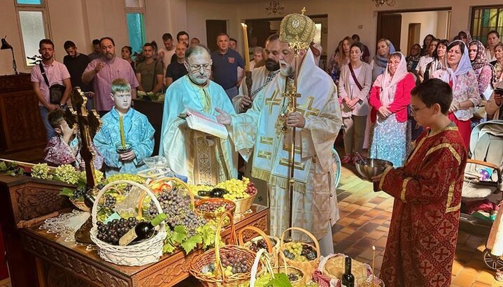 Zum Abschluss der Liturgie segnete der Metropolit traditionell die Trauben, ein Symbol für die geistlichen Früchte und das neue Leben, das aus der Gemeinschaft mit Christus hervorgeht. Foto: eparhija-nemacka.com