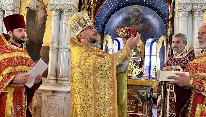 Erzpriester Emilian Pochinok, der in der Genfer Kathedrale dient, drückte seine tiefe Freude und Dankbarkeit aus, als er den Gemeindemitgliedern die heiligen Reliquie überreichte. Foto: orthodox-europe.org