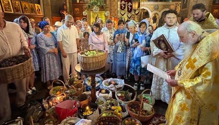 Zum Abschluss der Liturgie am Fest der Verklärung des Herrn segnete Metropolit Mark (r.) traditionell Trauben und Wein. Foto: Der Bote