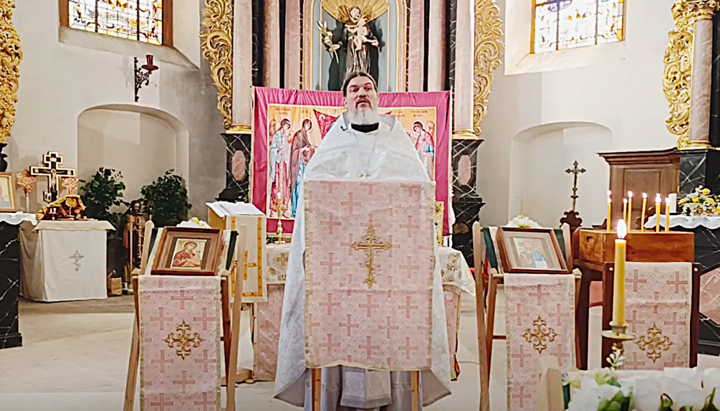 Die russisch-orthodoxe Gemeinde Mainz versammelt sich sonntags mit Priester Matthias Fröse zur Heiligen Liturgie in der Jakobuskirche. Foto: Screenshot YouTube