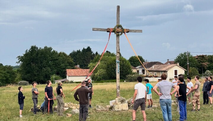 Junge Franzosen stellen ein Kreuz wieder her. Foto: Mathieu Raffre