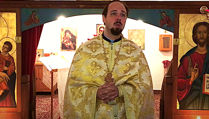 Priester Konstantin Anikin sprach in der Gemeinde des Heiligen Isidor in Berlin. Foto: Screenshot YouTube