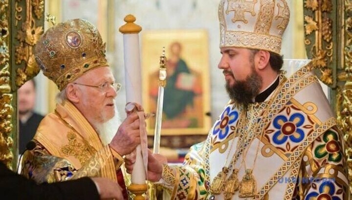 Patriarch Bartholomäus überreicht Epiphanius Dumenko den Tomos. Quelle: zn.ua