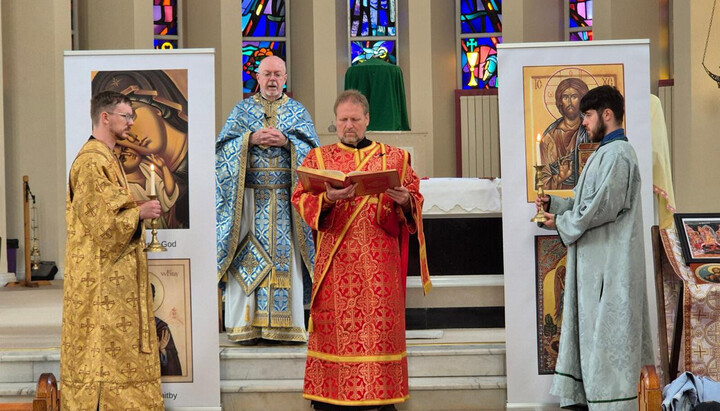 Erzpriester Gregory Hallam (hinten) leitete die erste Göttliche Liturgie für die orthodoxe Gemeinde St. Hilda in Halifax. Foto: antiochian-orthodox.com