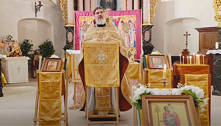 Die russisch-orthodoxe Gemeinde Mainz versammelt sich sonntags mit Priester Matthias Fröse zur Heiligen Liturgie in der Jakobuskirche. Foto: Screenshot YouTube