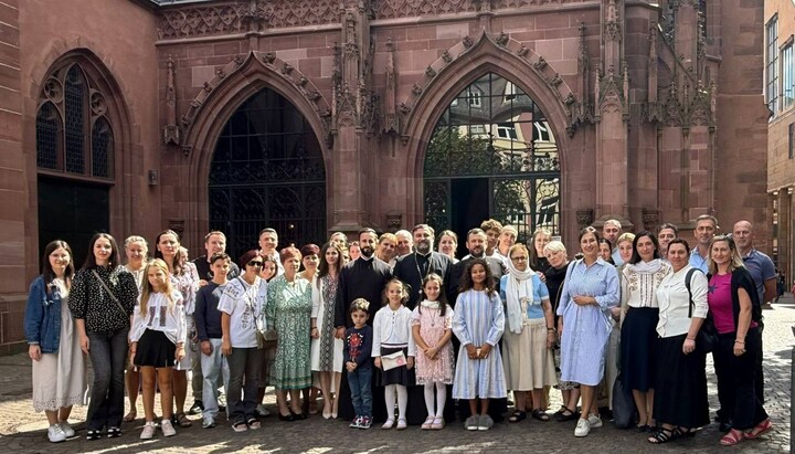 Mitglieder der rumänisch-orthodoxen Kirchengemeinde Frankfurt verehrten die Reliqien des heiligen Bartholomäus im Dom. Foto: Gemeinde