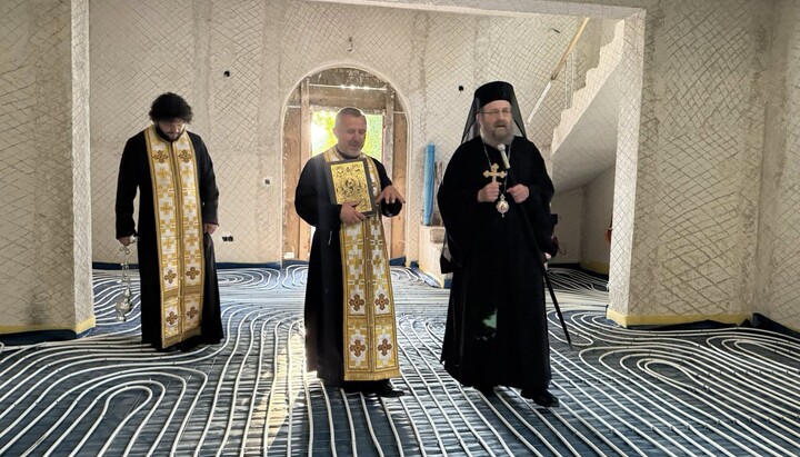 Bischof Sofian (r.) zeigte sich beeindruck vom Baufortschritt und der Größe der Kirche und des neuen Gemeindezentrums in Klagenfurt. Foto: Gemeinde