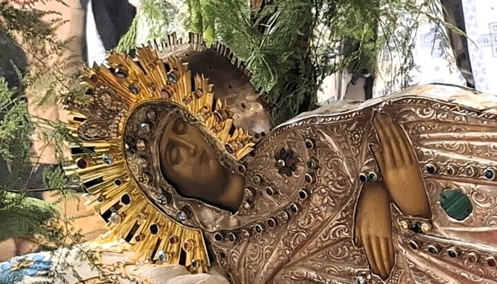 Das Leichentuch der Gottesmutter, das in die Mitte der Kirche zu ihrem Grab in Gethsemane gebracht wurde. Foto: orthodoxia news agency