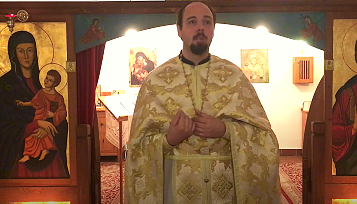 Priester Konstantin Anikin sprach in der Gemeinde des Heiligen Isidor in Berlin. Foto: Screenshot YouTube