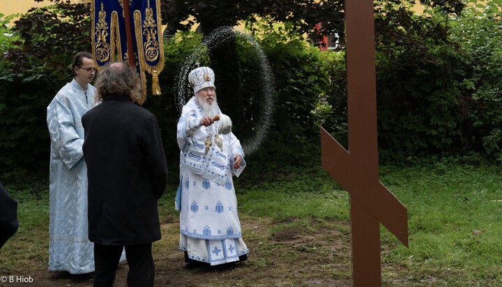 Feierlich wurde ein Kreuz dort aufgestellt, wo in Zukunft die Klosterkirche errichtet wird. Sie wird dem Entschlafen der Gottesmutter geweiht sein. Foto: Diözese