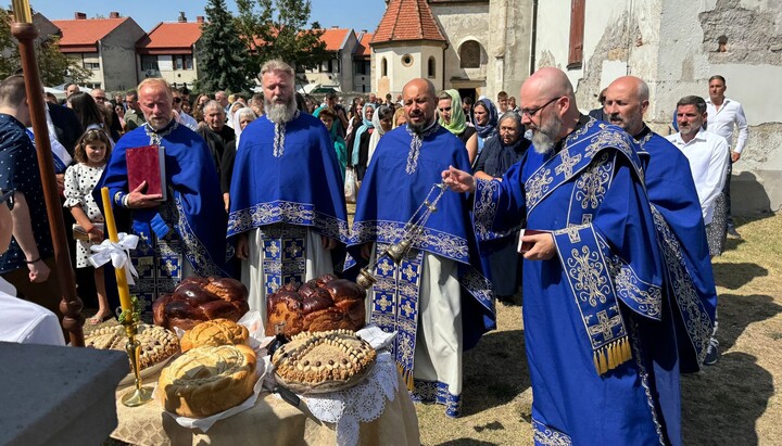 Zum Klosterfest kamen Geistliche und Gläubige aus mehreren Ländern nach Srpski Kovin in Ungarn. Foto: Kloster