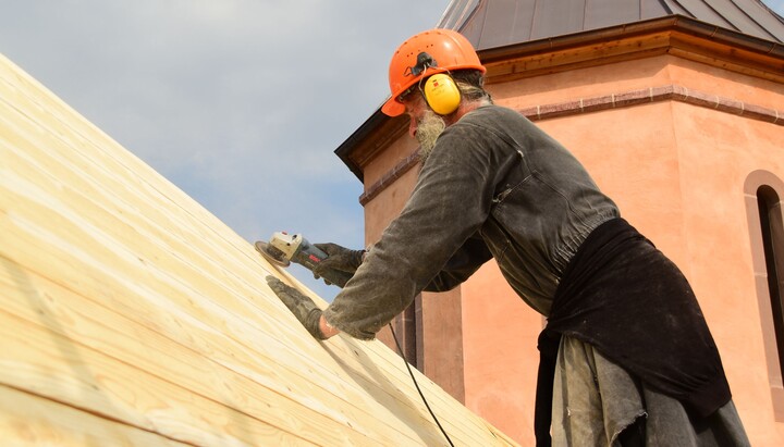 Mönche und Handwerker waren in den vergangenen Wochen fleißig und haben das Dach der Klosterkirche regendicht gemacht. Foto: Dreifaltigkeitskloster