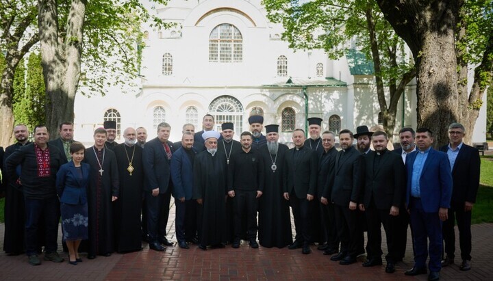 Selenskyj mit Mitgliedern des Allukrainischen Rates der Kirchen und religiösen Organisationen. Foto: ОP