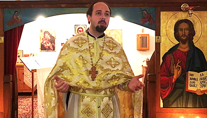 Priester Konstantin Anikin sprach in der Gemeinde des Heiligen Isidor in Berlin. Foto: Screenshot YouTube