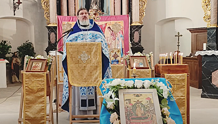 Die deutschsprachige russisch-orthodoxe Gemeinde Mainz versammelt sich sonntags mit Priester Matthias Fröse zur Heiligen Liturgie in der Jakobuskirche. Foto: Screenshot YouTube