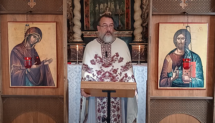 Vater Matthias Zierenberg zelebriert sonntags in der Dreifaltigkeitskapelle an der Lubentiuskirche in Limburg-Dietkirchen. Foto: Screenshot YouTube