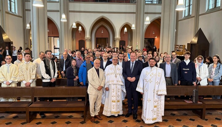 Beide Ehrengäste zeigten sich beeindruckt von der festlichen Atmosphäre und der aktiven Beteiligung der orthodoxen Gläubigen. Foto: Gemeinde