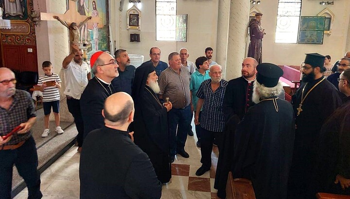 Der griechisch-orthodoxe Patriarch Theophilos III. und der lateinisch-katholische Patriarch Pierbattista Pizzaballa besuchten kürzlich gemeinsam die beiden christlichen Kirchen in Gaza-Stadt. Foto: Lateinisches Patriarchat von Jerusalem