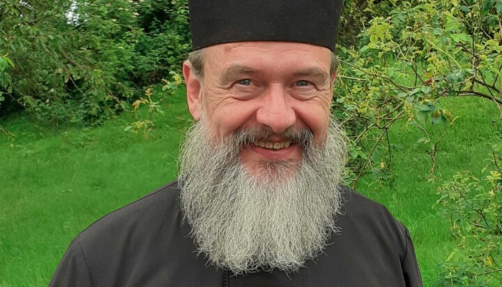 Vater Matthias Zierenberg zelebriert sonntags in der Dreifaltigkeitskapelle an der Lubentiuskirche in Limburg-Dietkirchen. Foto: Gemeinde