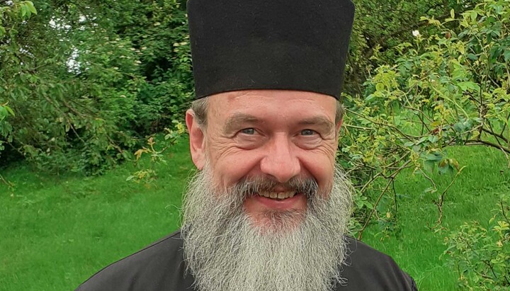 Vater Matthias Zierenberg zelebriert sonntags in der Dreifaltigkeitskapelle an der Lubentiuskirche in Limburg-Dietkirchen. Foto: Gemeinde