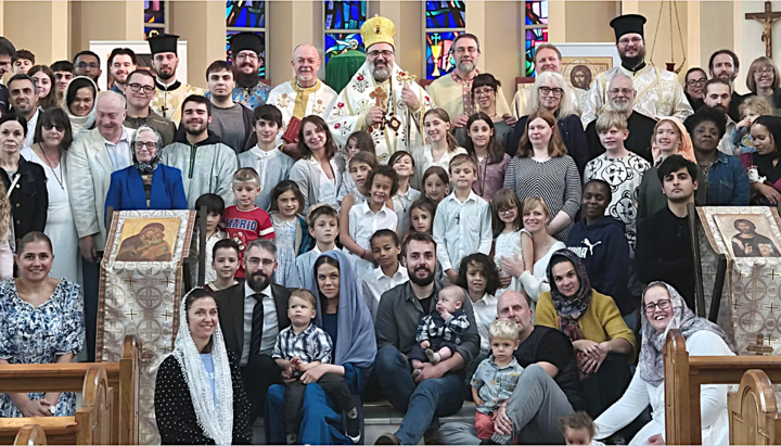 Die St. Hilda's Orthodox Church Halifax mit Metropolit Silouan und den neuen Brüdern und Schwestern. Foto: Erzdiözese
