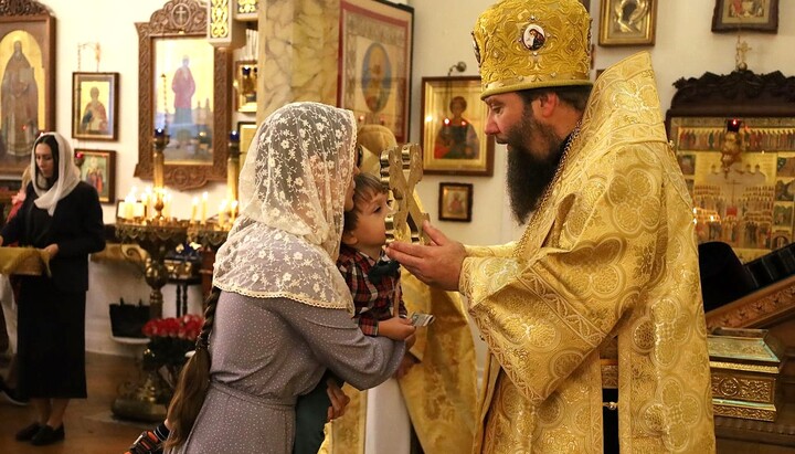 Die Heilige Liturgie mit Metropolit Nikolaj fand unter dem Schutz der wundertätigen Gottesmutterikone von Kursk statt. Foto: Diözese