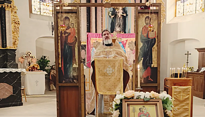 Die deutschsprachige russisch-orthodoxe Gemeinde Mainz versammelt sich sonntags mit Priester Matthias Fröse zur Heiligen Liturgie in der Jakobuskirche. Foto: Screenshot YouTube
