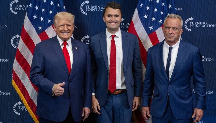 Charlie Kirk (M.) war einer der bekanntesten konservativen Podcaster der USA und unterstützte Präsident Trump (l.). US-Gesundheitsminister Robert F. Kennedy Jr. (r.) zeigte sich erschüttert. Foto: Kennedy/X