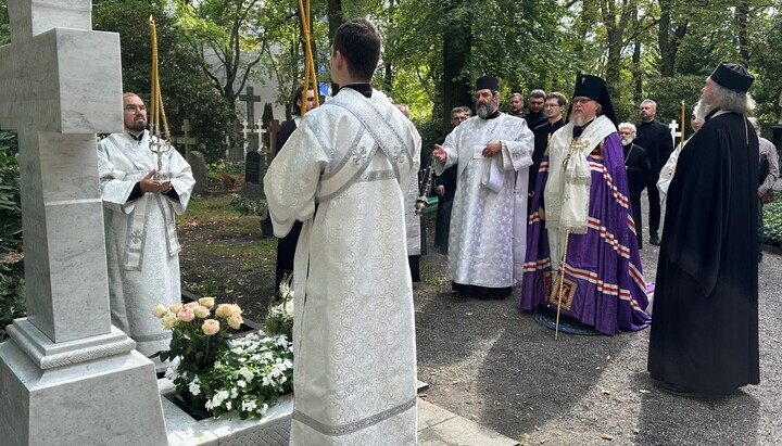 Erzpriester Boris Ustimenko und Archimandrit Alexander (Zarkeshev) erinnerten an den verstorbenen Hirten. Erzbischof Tichon zelebrierte das liturgische Totengedenken. Foto: rokmp.de