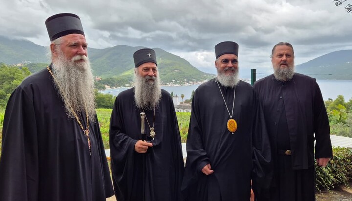 Die Hierarchen besuchten das Kloster an der Bucht von Kotor (v. l.): Metropolit Joanikije von Montenegro und der Küste, Patriarch Porfirije, Metropolit Nikodim von Dalmatien und Abt Makarije. Foto: spc.rs