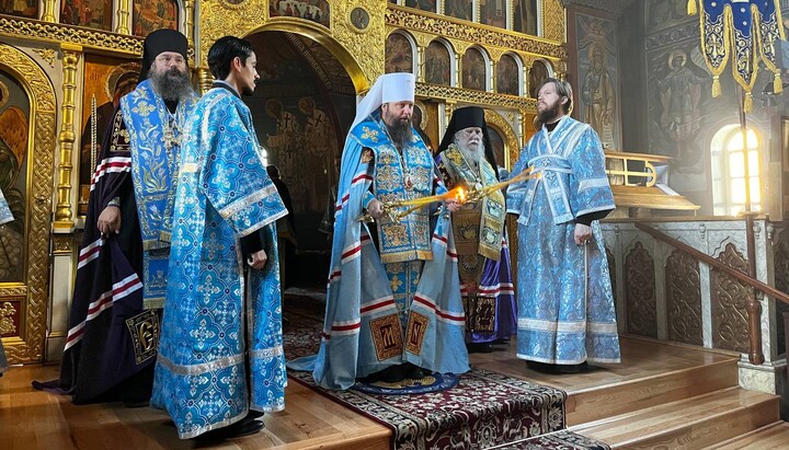Heilige Liturgie mit Metropolit Nikolaj von Ostamerika und New York (M.), dem Ersthierarchen der Russischen Orthodoxen Kirche im Ausland, sowie Bischof Hiob von Stuttgart (l.) im Kloster Jordanville. Foto: ROKA