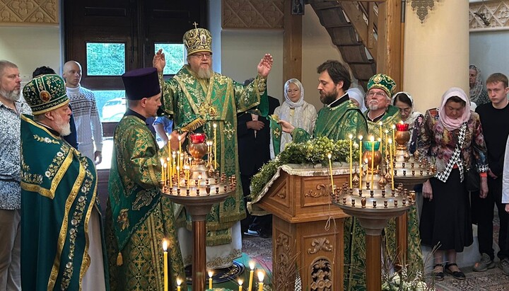 Während des Gottesdienstes wurden Fürbitten und Gebete für den Frieden verlesen. Foto: rokmp.de