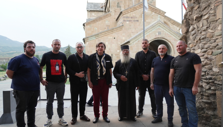 Erzpriester David Jishkariani mit dem Team der UOJ in Svetitskhoveli. Foto: UOJ.