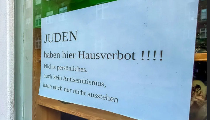 Die Staatsanwaltschaft Flensburg hat gegen den Ladenbesitzer ein Ermittlungsverfahren wegen des Verdachts auf Volksverhetzung eingeleitet. 