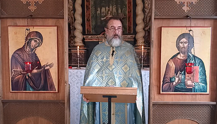 Vater Matthias Zierenberg zelebriert sonntags in der Dreifaltigkeitskapelle an der Lubentiuskirche in Limburg-Dietkirchen. Foto: Screenshot YouTube