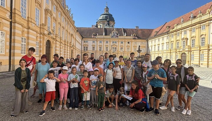 Die Kinder der Kirche „St. Stephan der Große“ in Wien besuchten das Stift Melk und pflanzen einen Kirschbaum im Garten der rumänisch-orthodoxen Kirche in St. Pölten. Foto: Gemeinde