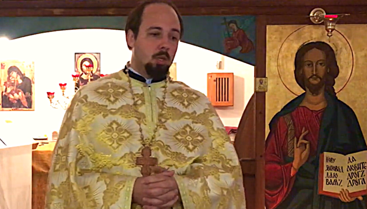 Priester Konstantin Anikin sprach in der Gemeinde des Heiligen Isidor in Berlin. Foto: Screenshot YouTube