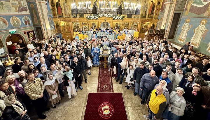Bischof Irenei feiert die göttliche Liturgie zum Hochfest der Geburt der Gottesmutter in der Kathedrale in London – dem Bischofssitz der Diözese von Großbritannien und Westeuropa der Russischen Orthodoxen Kirche im Ausland. Foto: Diözese