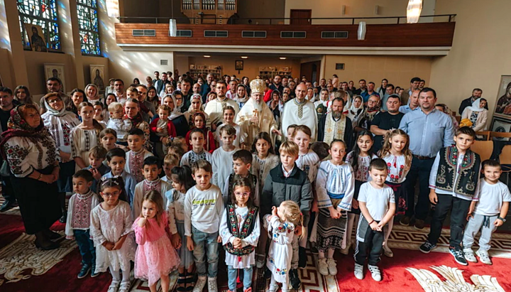 Metropolit Serafim (Mitte) mit Priestern und Gemeindemitgliedern bei der Jubiläumsfeier in Osnabrück. Foto: Gemeinde