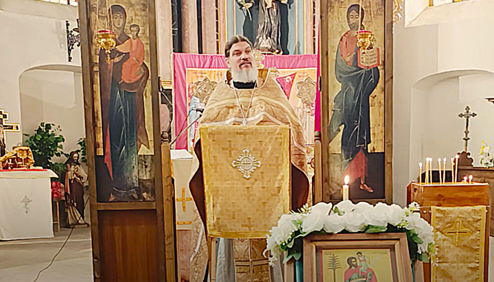 Die deutschsprachige russisch-orthodoxe Gemeinde Mainz versammelt sich sonntags mit Priester Matthias Fröse zur Heiligen Liturgie in der Jakobuskirche. Foto: Screenshot YouTube