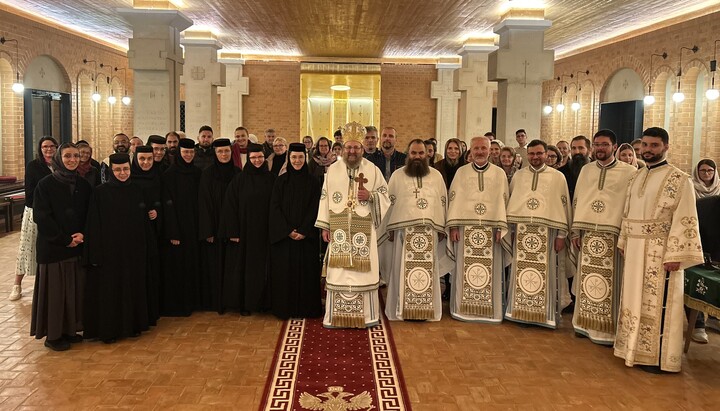 Bischof Sofian mit Gästen und Klosterschwestern bei der Vigil zu Ehren des Heiligen Siluan im rumänisch-orthodoxen Kirchenzentrum München. Foto: Gemeinde