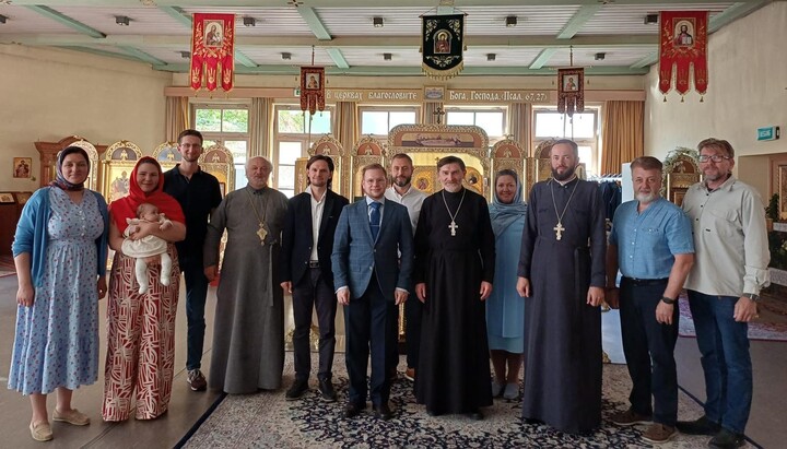 Teilnehmer und Prüfer der Fernkursprüfungen nach einem erfolgreichen Prüfungstag. Foto: ROK