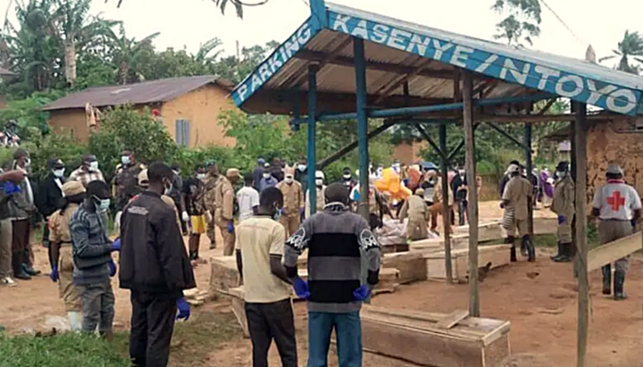Menschen trauern in Ntoyo (Demokratische Republik Kongo) um die Opfer des Überfalls. Foto: Kirche in Not