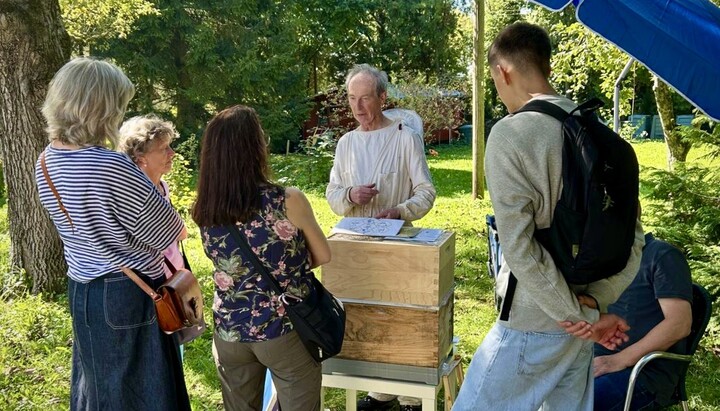 Einblick in Klosterleben und Handwerk: Beim Tag der offenen Tür im Männerkloster des hl. Hiob von Počaev in München konnten Besucher Werkstätten besichtigen, mit Mönchen sprechen und orthodoxe Bücher entdecken. Fotos: Kloster