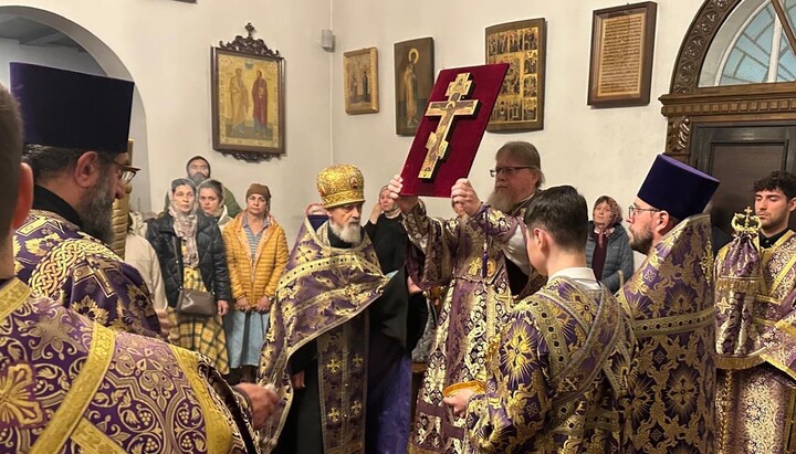Erzbischof Tichon bei der Liturgie zum Fest der Kreuzerhöhung im Auferstehungskathedrale zu Berlin. Foto: Diözese